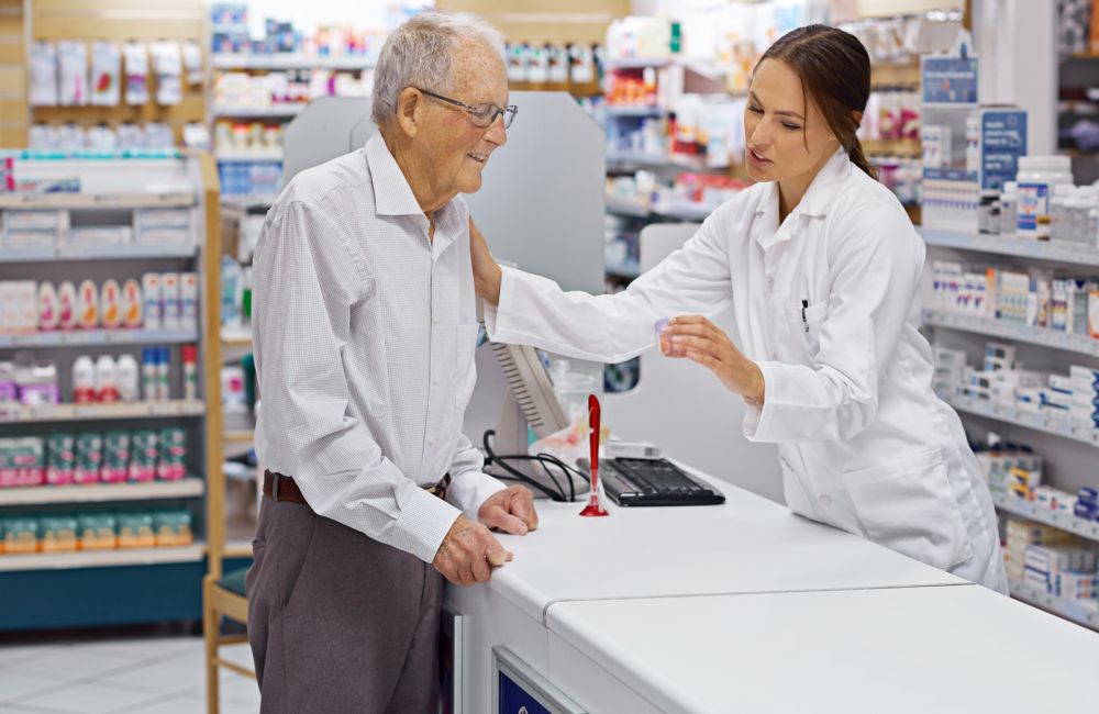 Ministerul Sănătății a aprobat o primă versiune a unui set de recomandări, sub forma unui ghid al farmacistului, pentru 3 afecțiuni des întâlnite pentru care pacienții se prezintă în farmacia comunitară cu simptome care pot necesita recomandarea unui tratament antibiotic, care poate fi eliberat de către farmacist pentru 48 de ore fără prescripție medicală.